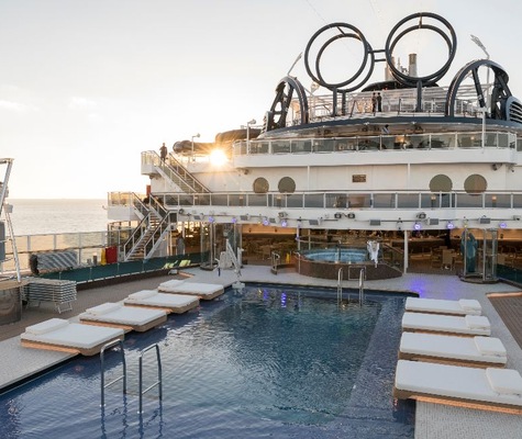 Piscina Deck 16
